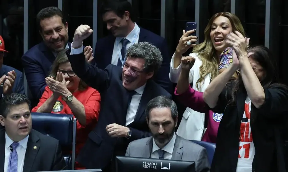 Senado aprova PEC que acaba com a escala 6x1: trabalhador terá dois dias de folga por semana