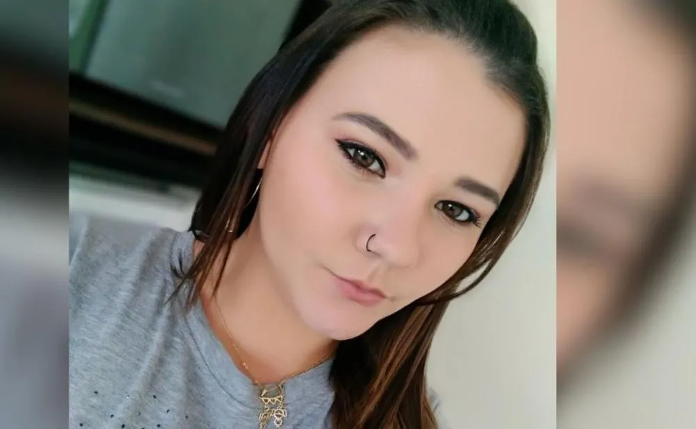Mulher de 30 anos é morta a golpes de garrafa enquanto dormia em sofá; suspeita é presa