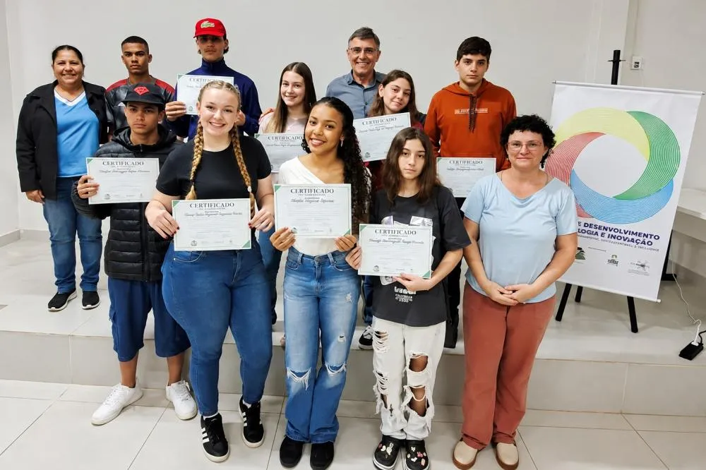 Jovens de Santo Antônio da Platina recebem certificados de oficina de Educação Financeira